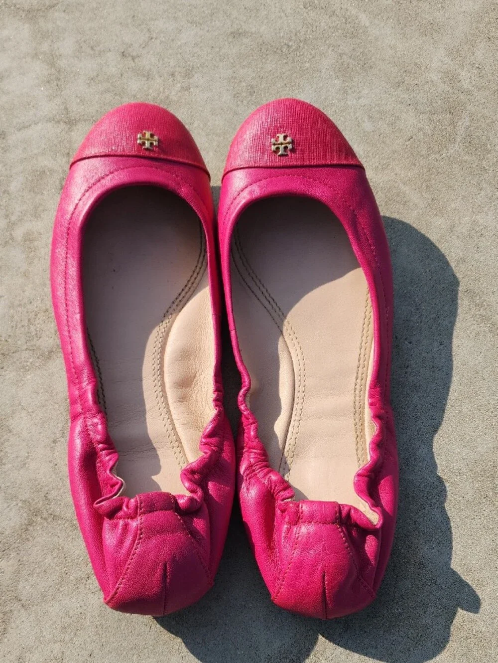 Tory Burch Women’s Pink Ballet Flats with Gold Tone Logo Accent size 8.5
